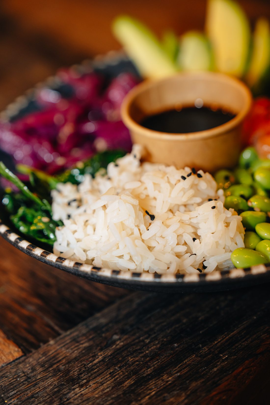 Bol d'arròs amb edamame, algues i salsa